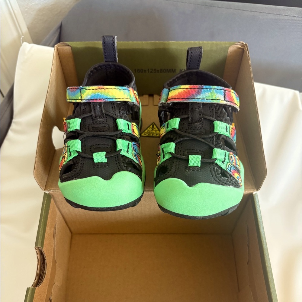 size 5 boys Keen knotch creek sandals.